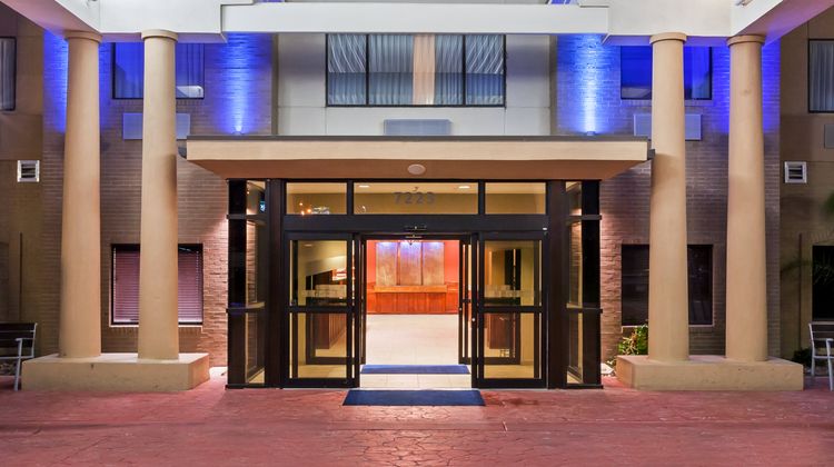 Holiday Inn Express Hotel & Suites Exterior