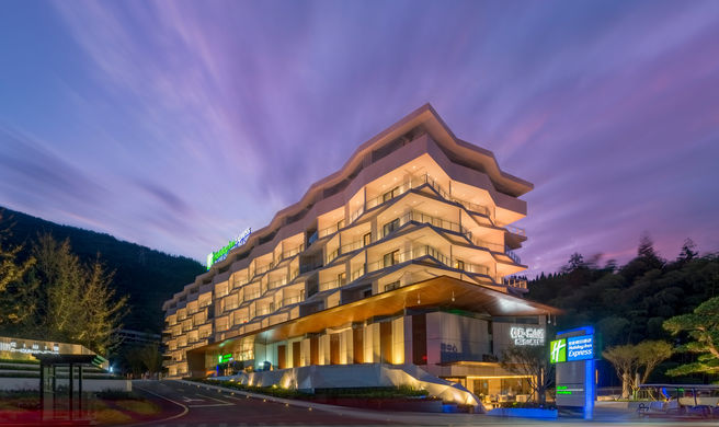Holiday Inn Express E'mei Qiliping Exterior