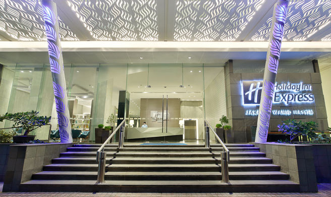 Holiday Inn Express Jakarta Wahid Hasyim Exterior