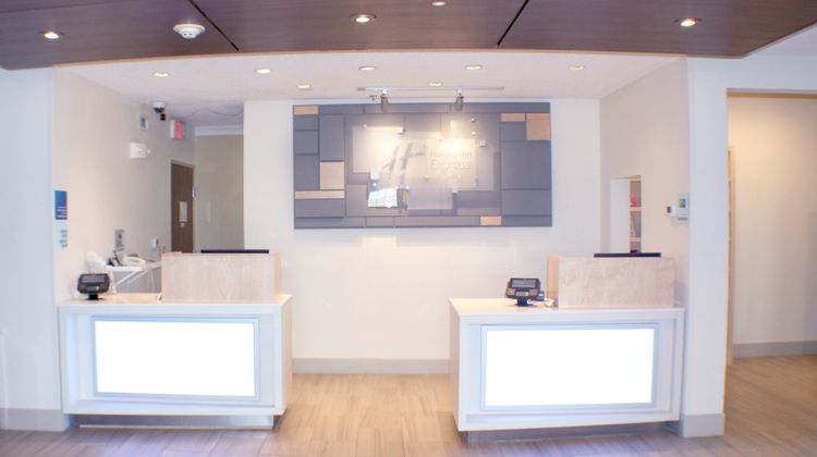 Holiday Inn Express Suites Lobby