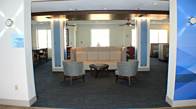 Holiday Inn Express Suites Lobby