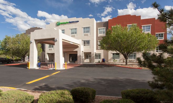 Holiday Inn Express & Suites Santa Fe Exterior