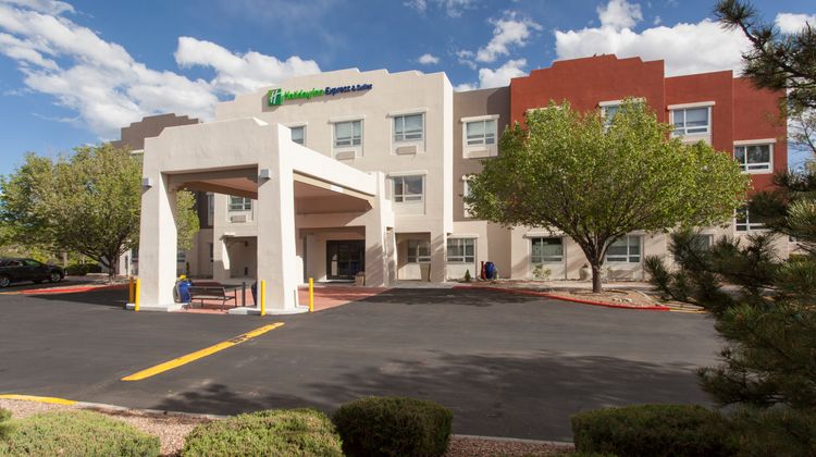 Holiday Inn Express & Suites Santa Fe Exterior