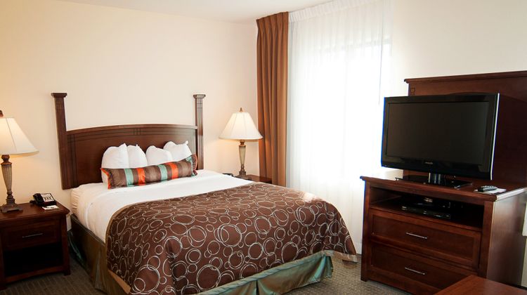 Staybridge Suites Wichita Suite