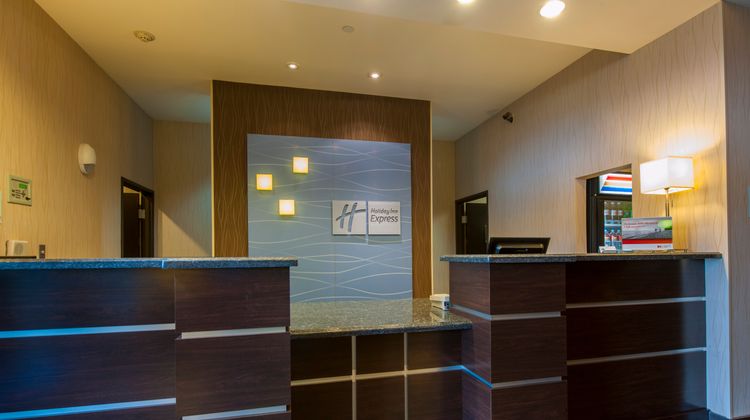 Holiday Inn Express & Suites Beltway 8 Lobby