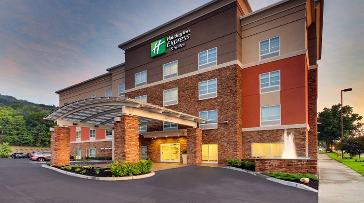 Holiday Inn Express & Suites Ithaca Exterior