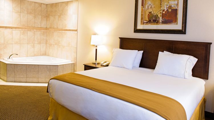 Holiday Inn Express Slave Lake Suite