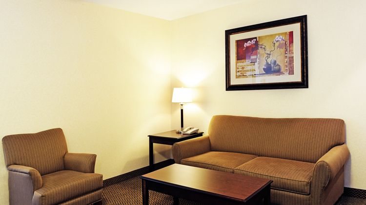 Holiday Inn Express Slave Lake Suite