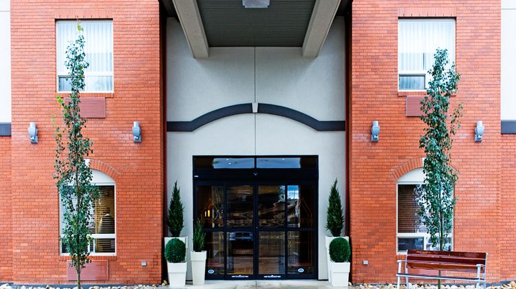 Holiday Inn Express Slave Lake Exterior
