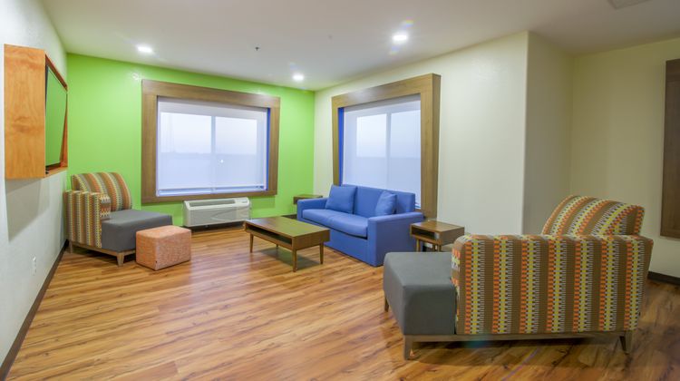 Holiday Inn Express/Suites Raymondville Room
