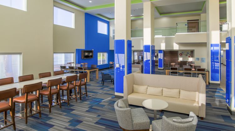 Holiday Inn Express/Suites Raymondville Lobby