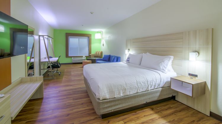 Holiday Inn Express/Suites Raymondville Room