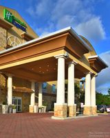 Holiday Inn Express Hotel & Suites