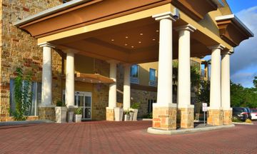 Holiday Inn Express Hotel & Suites