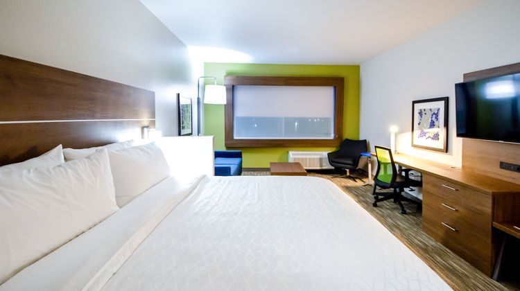 Holiday Inn Express & Suites Taylor Suite