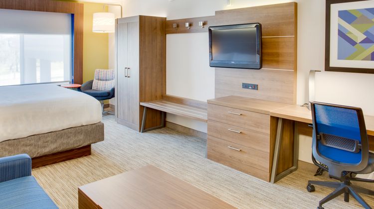 Holiday Inn Express & Suites Chickasha Suite