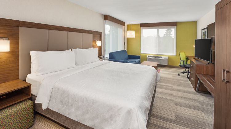 Holiday Inn Express & Suites Tacoma Suite