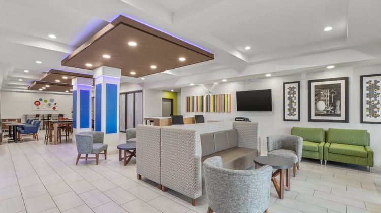 Holiday Inn Express & Suites Tacoma Lobby