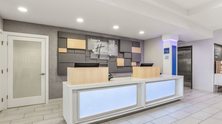 Holiday Inn Express & Suites Tacoma Lobby