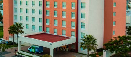 Holiday Inn Express Guadalajara Airport Exterior