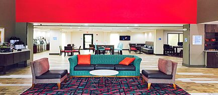 Holiday Inn Express Madison Exterior