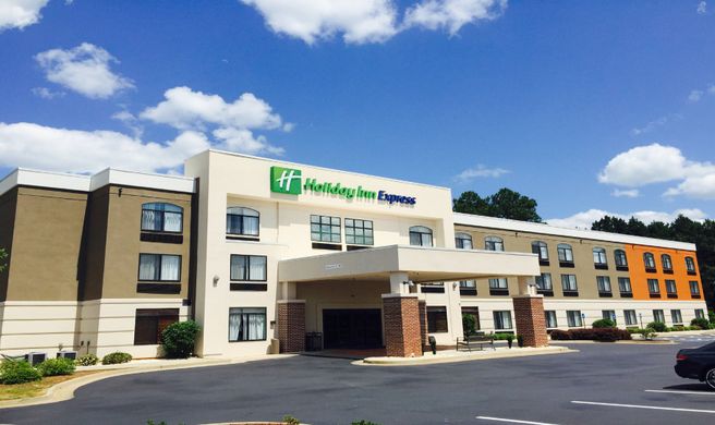 Holiday Inn Express Madison Exterior