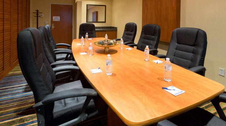 Holiday Inn Express & Suites Airport Meeting