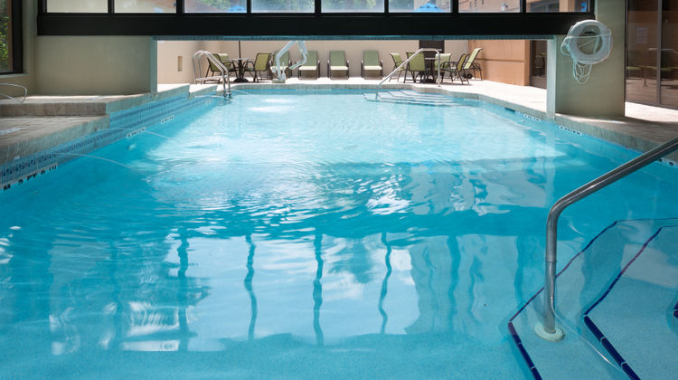 Holiday Inn Express & Suites Airport Pool