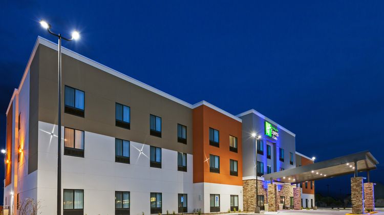Holiday Inn Express & Suites Perryton Exterior