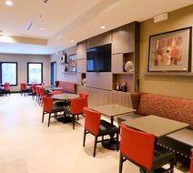 Holiday Inn Express & Suites Plymouth Lobby