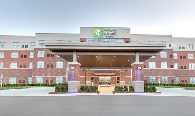 Holiday Inn Express & Suites Plymouth Exterior