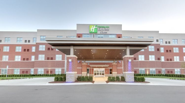 Holiday Inn Express & Suites Plymouth Exterior
