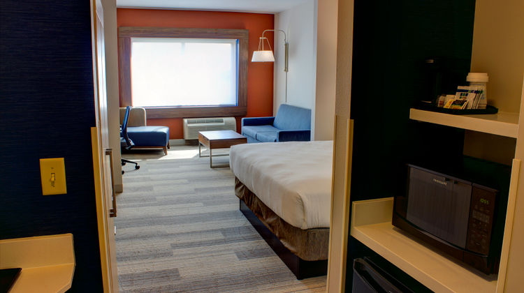 Holiday Inn Express & Suites Spencer Suite