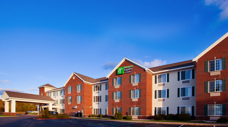 Holiday Inn Express & Suites Traverse Exterior