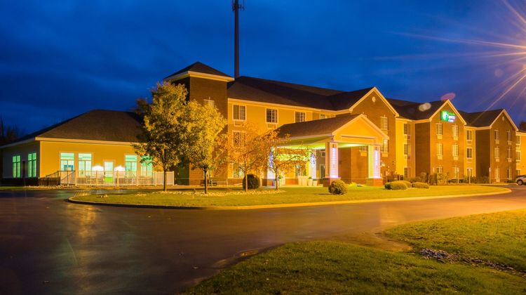 Holiday Inn Express & Suites Traverse Exterior