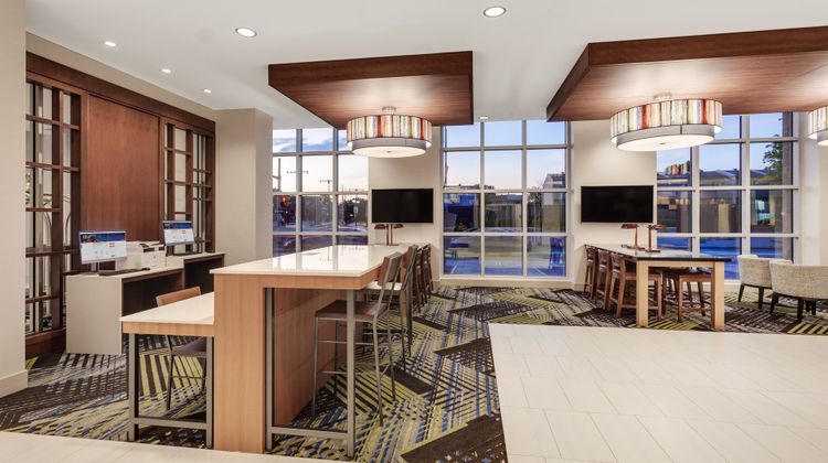 Holiday Inn Express & Suites Downtown E Lobby