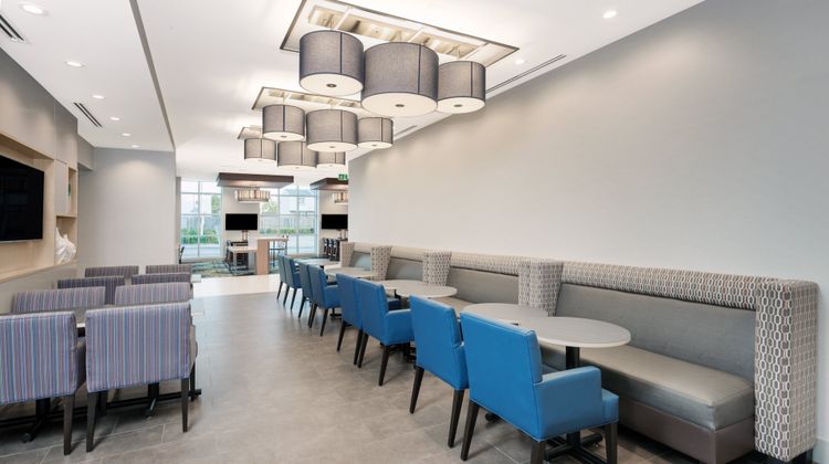 Holiday Inn Express & Suites Downtown E Lobby