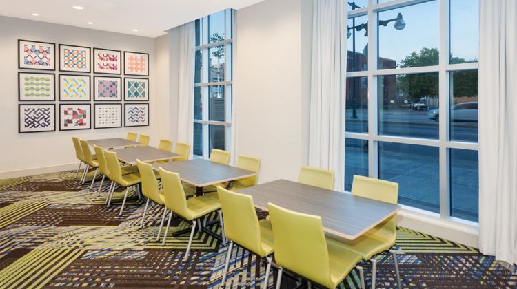 Holiday Inn Express & Suites Downtown E Meeting