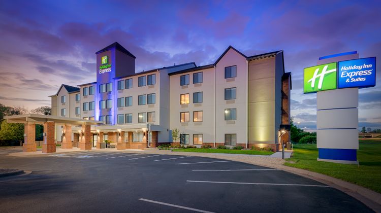 Holiday Inn Express & Suites Coon Rapids Exterior