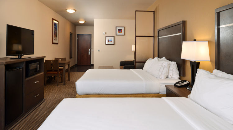 Holiday Inn Express & Suites Globe Suite
