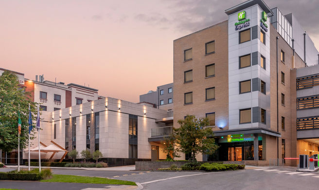 Holiday Inn Express Dublin Airport Exterior