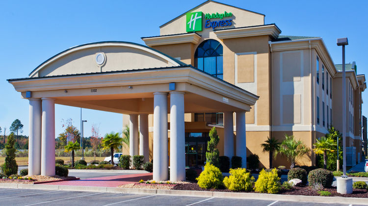 Holiday Inn Express Hotel & Suites Exterior