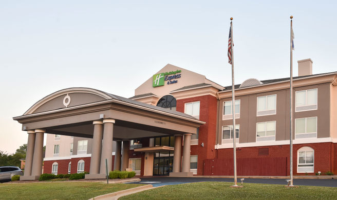 Holiday Inn Express & Suites Selma Exterior