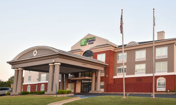 Holiday Inn Express & Suites Selma
