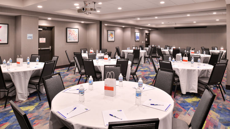 Holiday Inn Express & Suites Bryant West Ballroom
