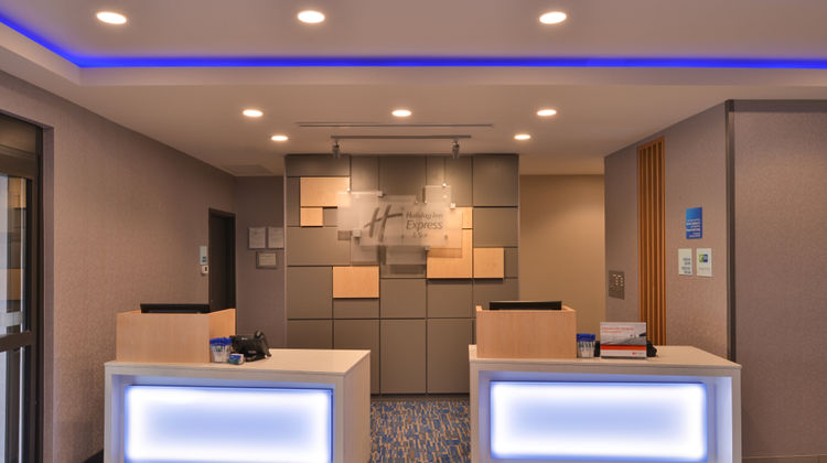 Holiday Inn Express & Suites Bryant West Lobby
