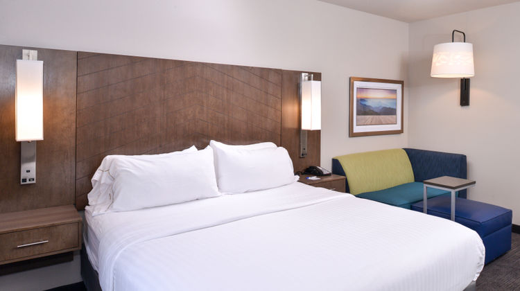 Holiday Inn Express & Suites Bryant West Room