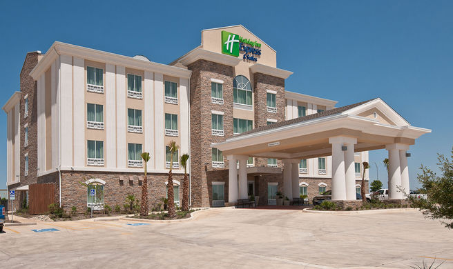 Holiday Inn Express & Suites Pearsall Exterior