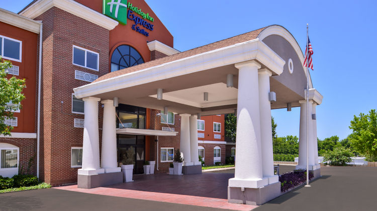 Holiday Inn Express Hotel & Suites Exterior