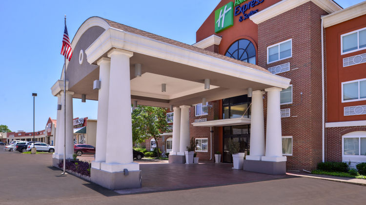 Holiday Inn Express Hotel & Suites Exterior